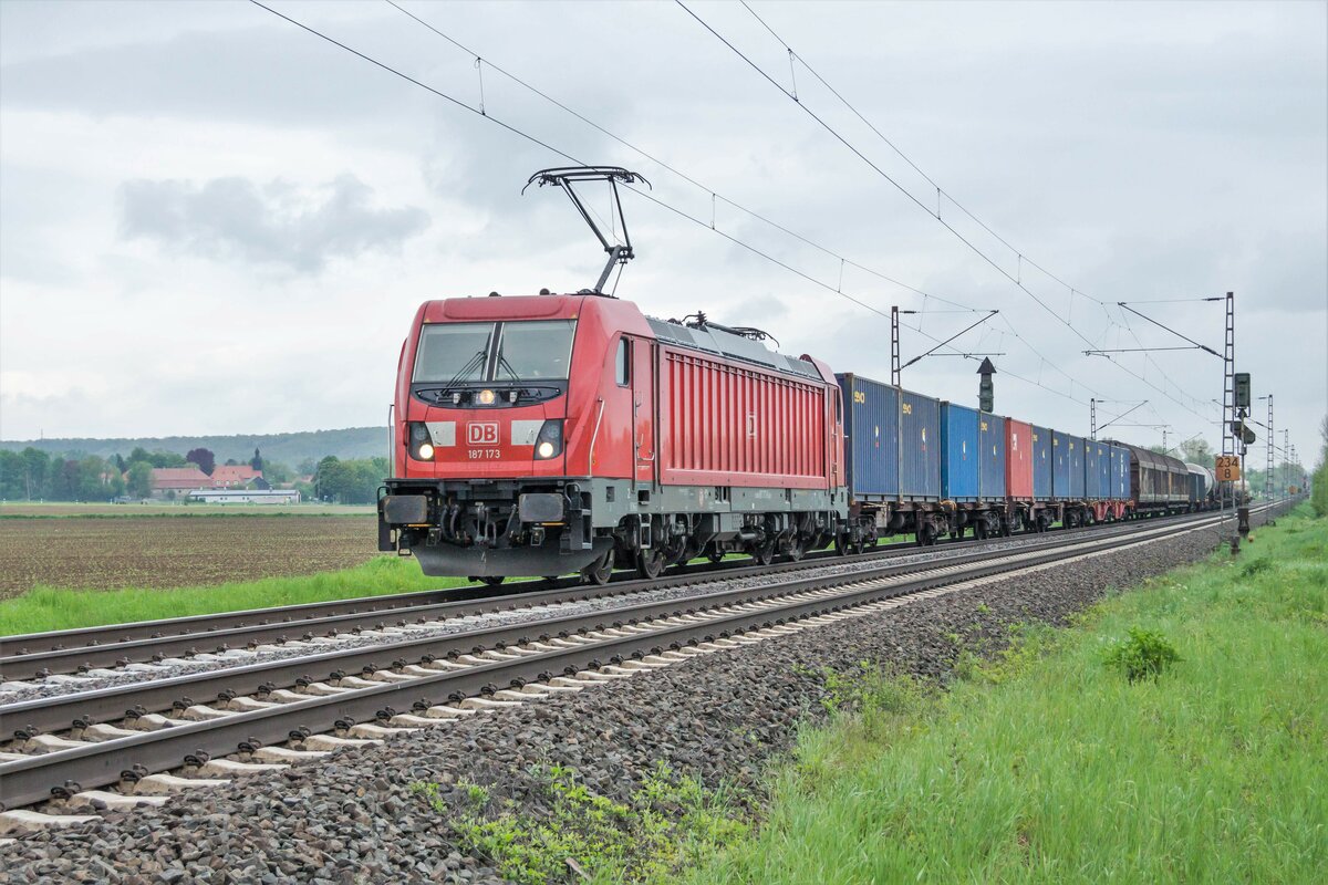 187 173-0 unterwegs mit einen gemischten Güterzug am 18.05.2021 bei Friedland.