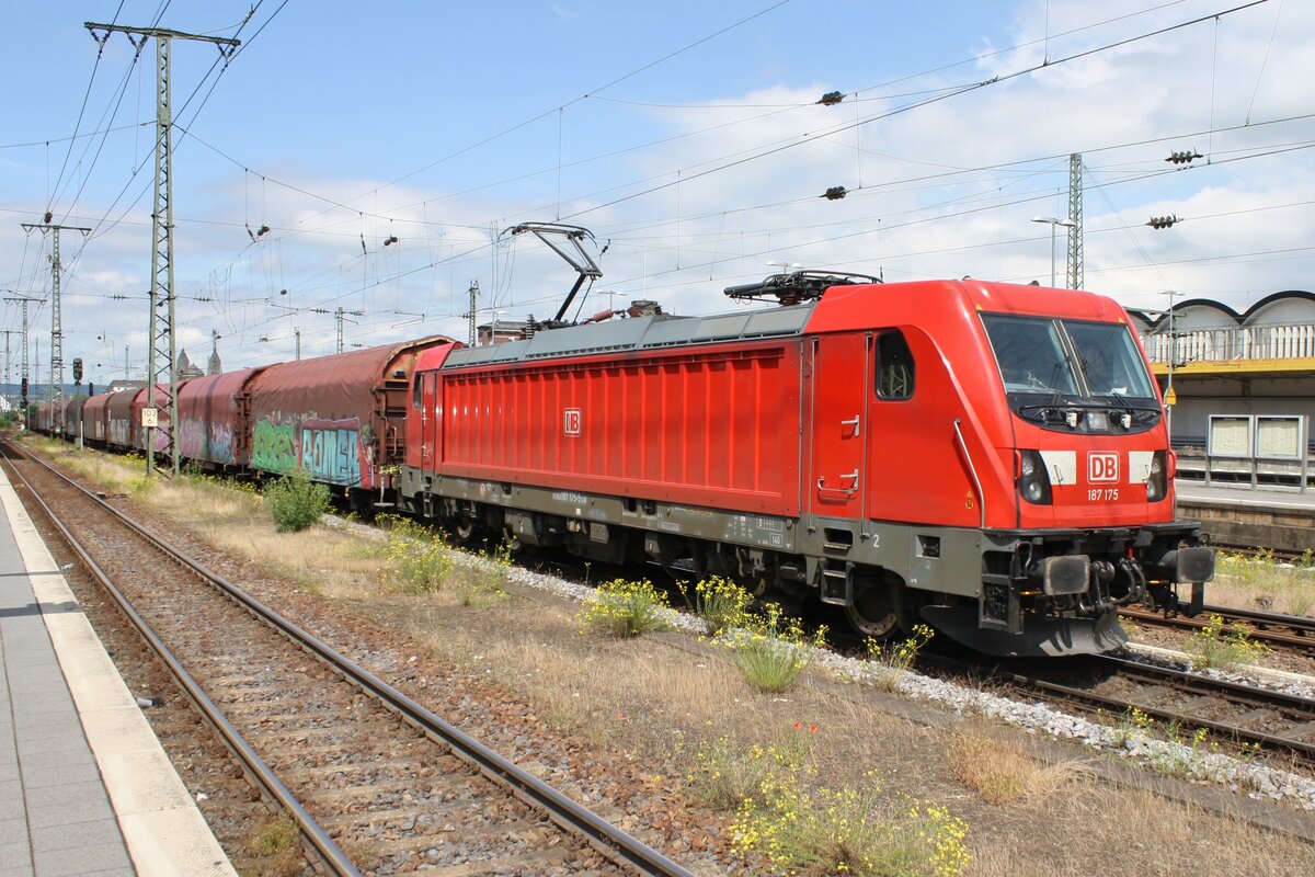 187 175 durchfährt am 21.06.2021 mit einem gemischten Güterzug den Koblenzer Hauptbahnhof in Richtung Süden. 