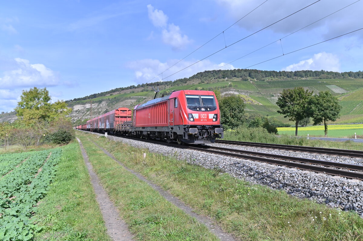 187 175 mit einem Stahlzugmischer bei Thüngersheim in Richtung Würzburg fahrend am Dienstag den 28.9.2021