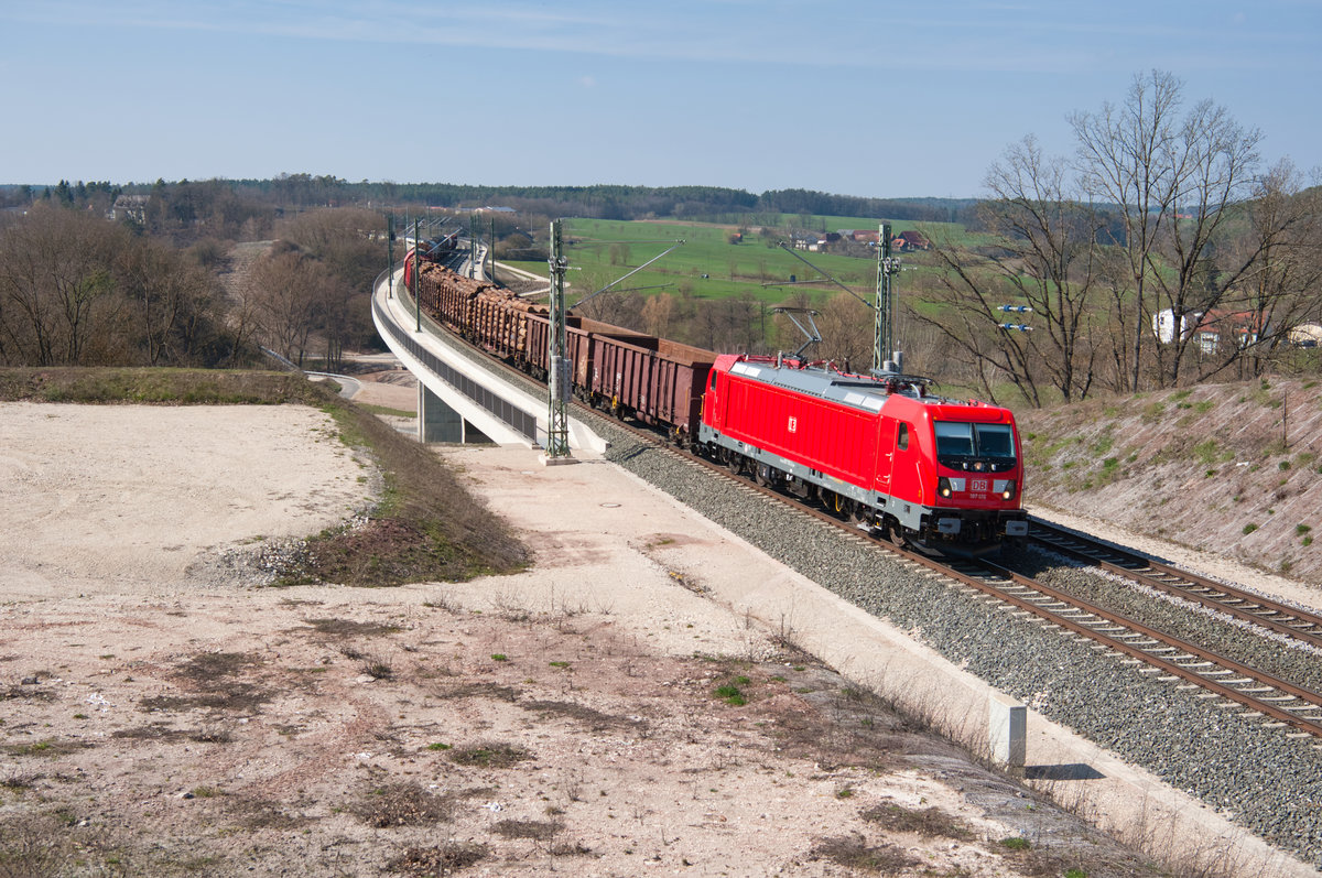 187 176 mit einem gemischten Güterzug bei Emskirchen Richtung Nürnberg Hbf, 30.03.2019