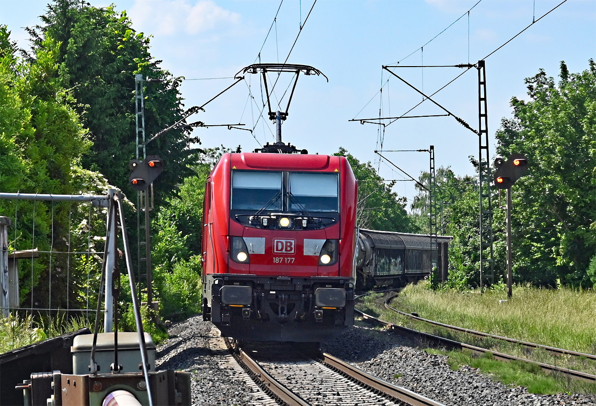 187 177 gem. Güterzug durch Bonn-Beuel - 10.06.2021