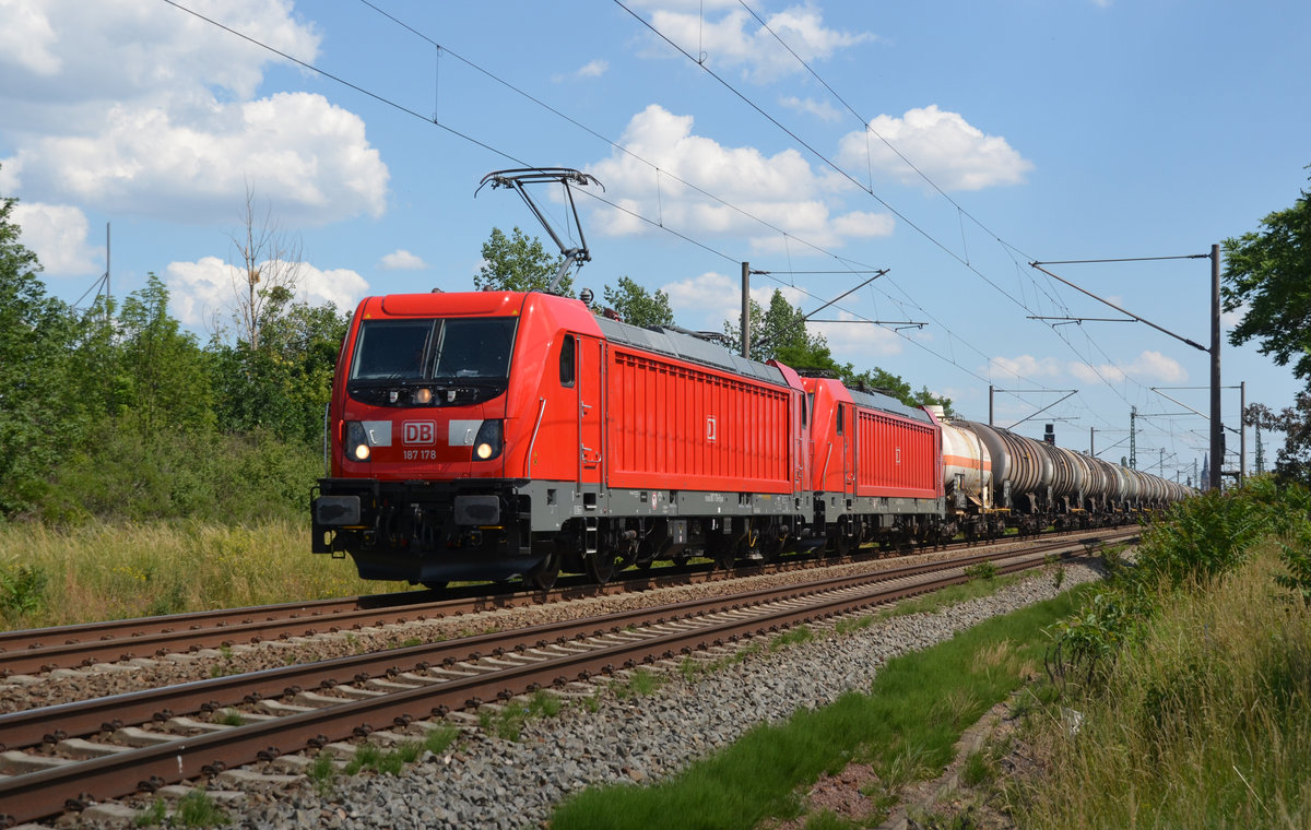 187 178 führte neben ihrer Schwesterlok 187 176 am 18.06.19 einen Kesselwagenzug durch Greppin Richtung Dessau.