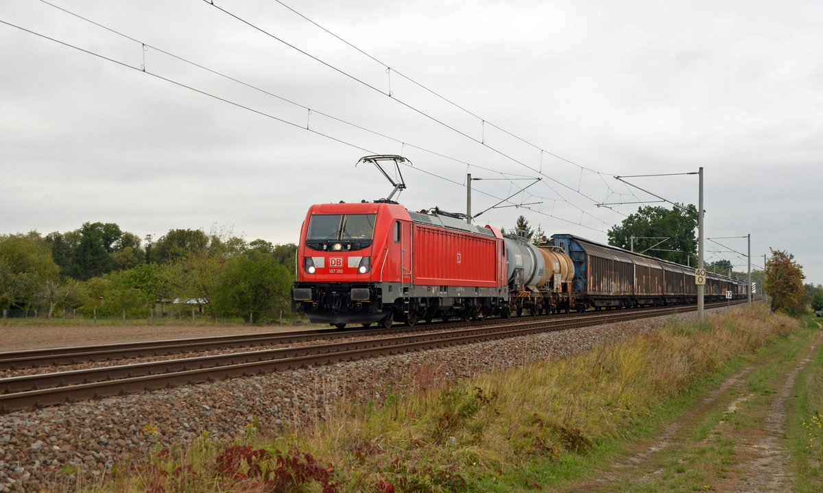 187 180 führte am 25.09.19 einen gemischten Güterzug durch Jeßnitz Richtung Bitterfeld.