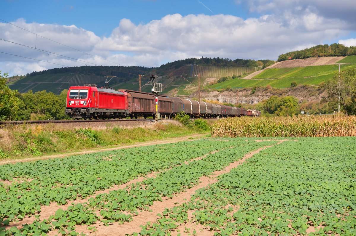 187 181 mit einem gemischten Güterzug bei Himmelstadt Richtung Würzburg, 18.09.2019