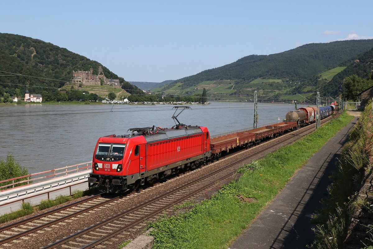 187 181 mit einem gemischten Güterzug am 21. Juli 2021 bei Assmannshausen im Rheintal.