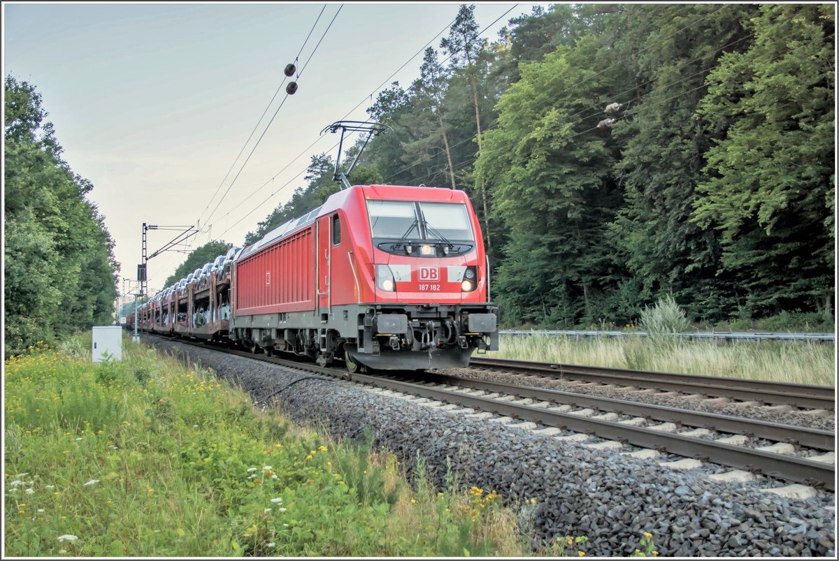 187 182-1 ist am 05.08.2020 mit einen Autozug in Richtung Süden im Haunetal unterwegs.