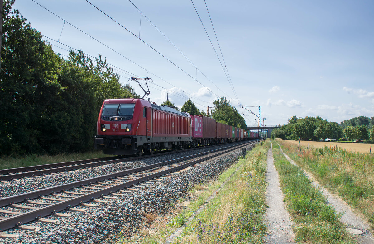 187 182-1 mit einem Containerzug am 04.07.2023 bei Thüngersheim