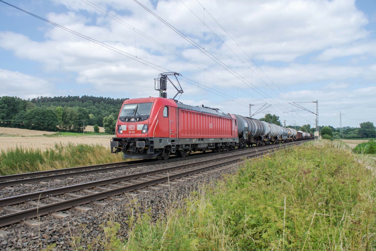 187 183-9 ist am 21.07.2021 mit einen gemischten Güterzug bei Kerzell unterwegs.