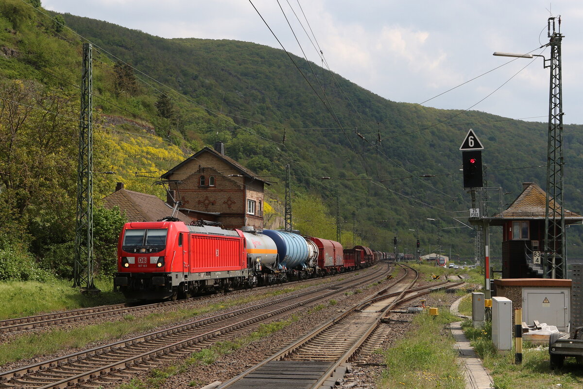 187 183 mit einem gemischten Güterzug bei der Einfahrt in Kaub am Rhein am 3. Mai 2022.