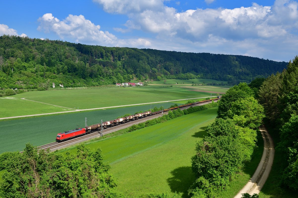 187 184 mit einem Güterzug am 16.05.2020 bei Breitenfurt.