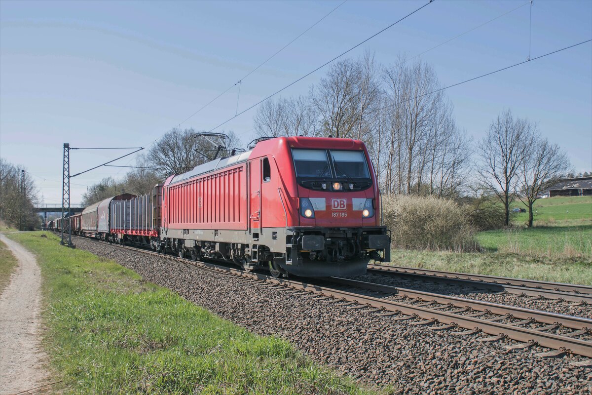 187 185-4 ist am 27.04.2021 bei Eichenzell in Richtung Fulda unterwegs.