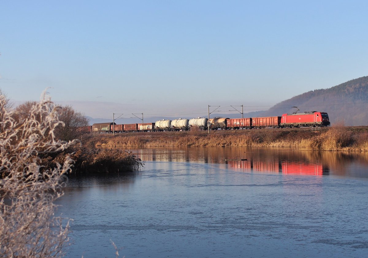 187 185-4 fuhr am 19.12.20 mit einem Mischer durch Etzelbach.
