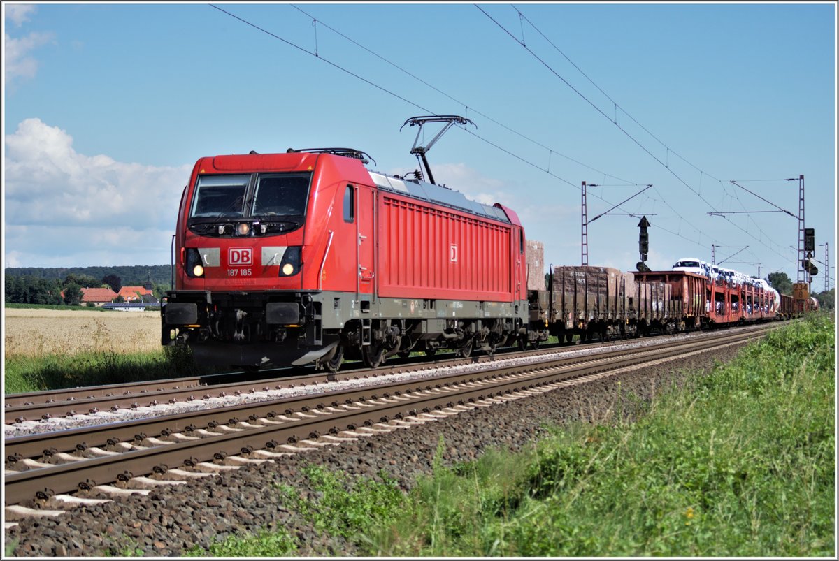 187 185-6 ist am 22.07.2020 mit einen gemischten Güterzug bei Friedland unterwegs.