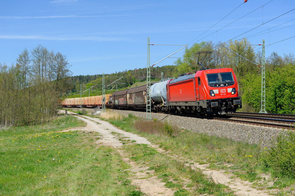 187 185 mit einem gemischten Güterzug bei Lehrberg Richtung Ansbach, 25.04.2020