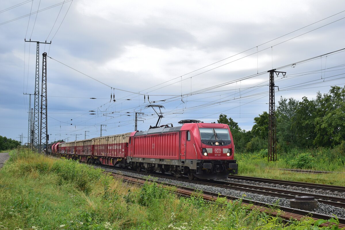 187 187 fährt mit einem gemischtem Güterzug von Weißenfels kommend in Großkorbetha ein.

Großkorbetha 10.08.2021 