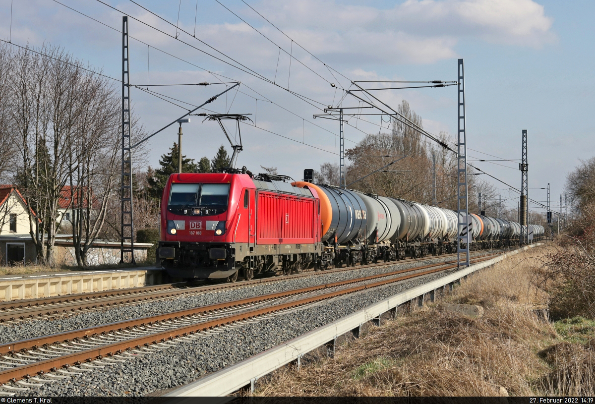 187 188-8 unterwegs mit Kesselwagen an der Blockstelle (Bk) Zscherben Richtung Sangerhausen.

🧰 DB Cargo
🕓 27.2.2022 | 14:19 Uhr