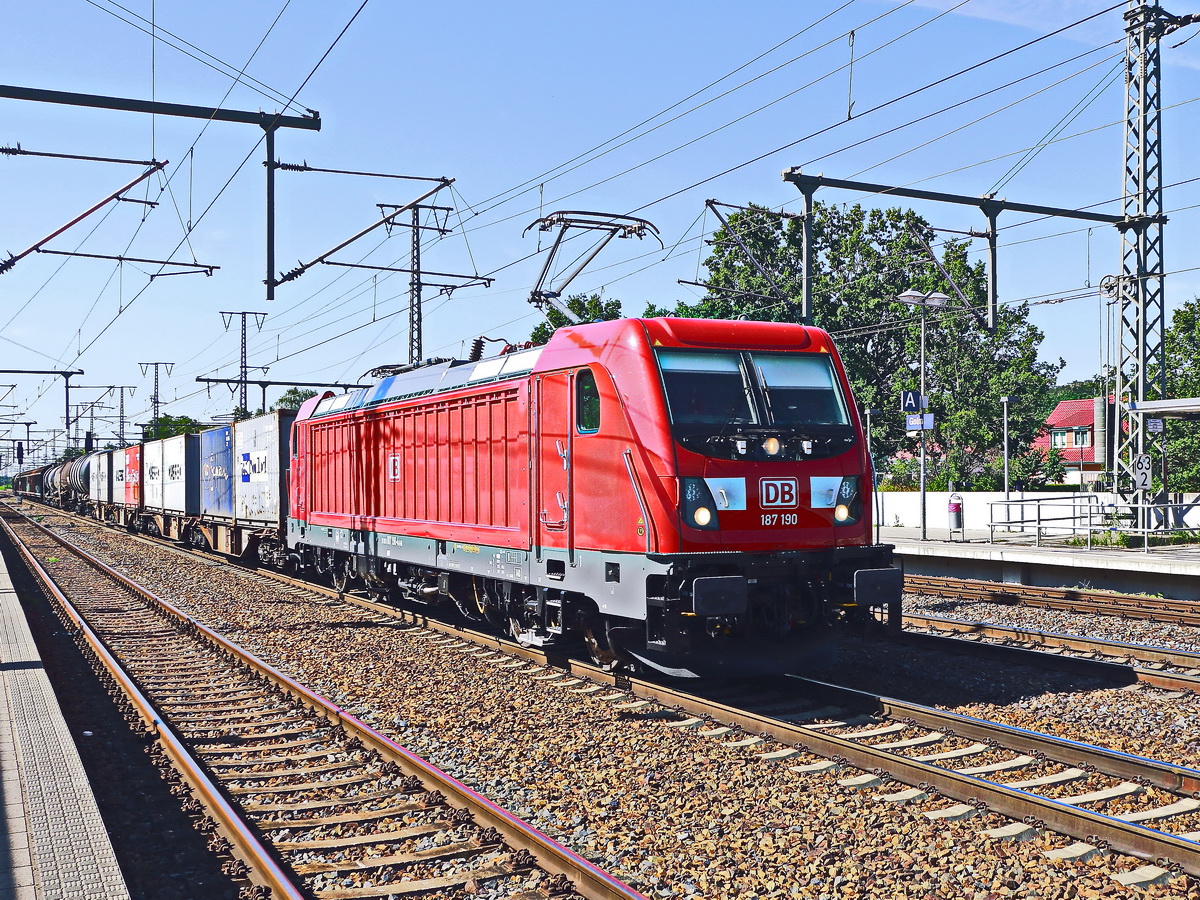 187 190 mit einem Containerzug bei der Durchfahrt durch den Bahnhof Golm am 24. Juli 2019.