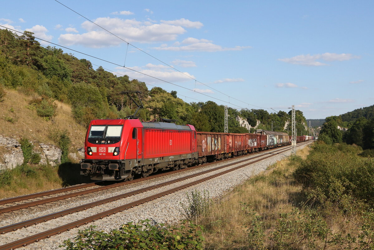 187 191 mit einem gemischten Güterzug am 9. August 2022 bei Hagenacker im Altmühltal.