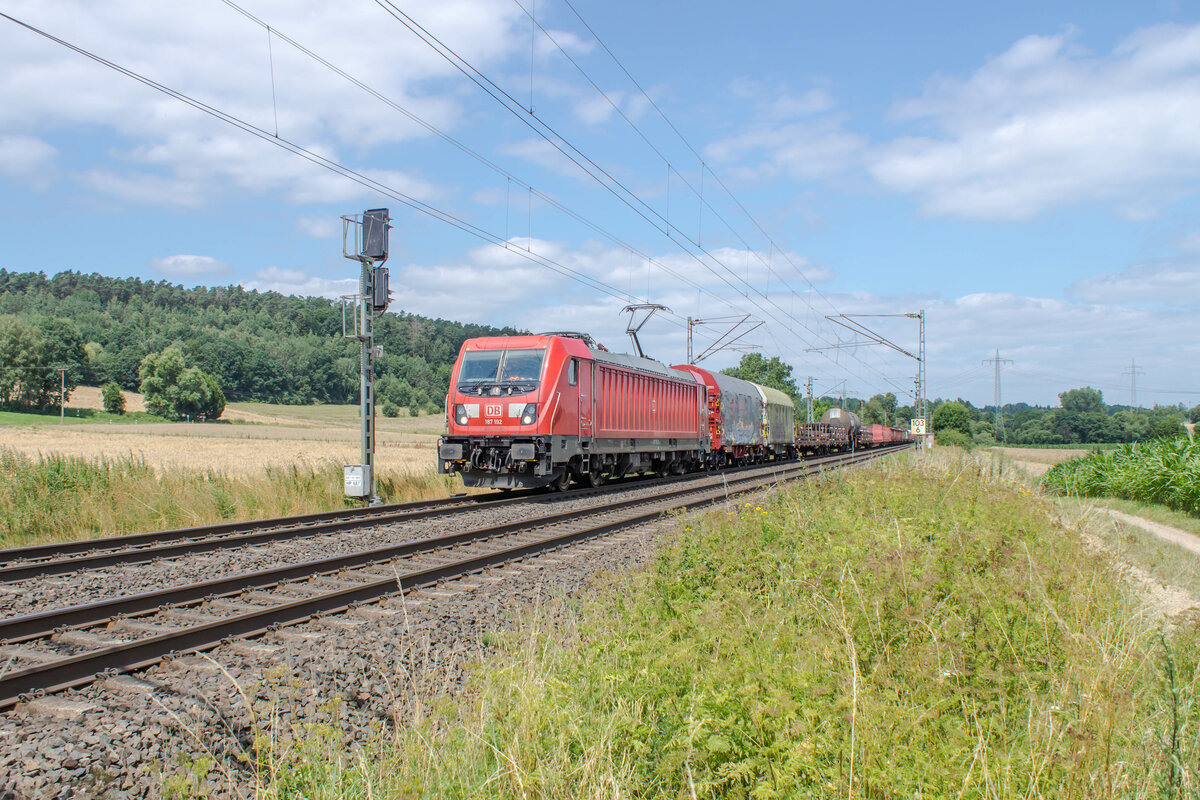 187 192-0 ist am 21.07.2021 mit einen gemischten Güterzug bei Kerzell unterwegs.