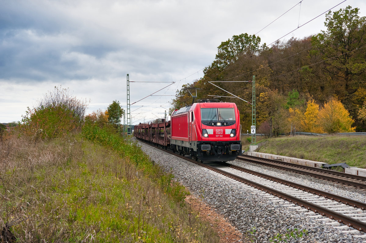 187 192 mit einem leeren Autotransportzug bei Oberdachstetten Richtung Ansbach, 16.10.2019