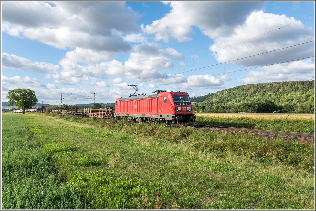 187 193-8 ist mit einen gemischten Güterzug am 26.08.2020 bei Himmelstadt unterwegs.