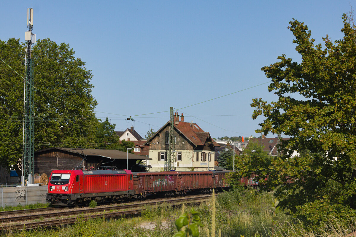 187 194 mit offenen Güterwagen am 07.07.2023 in Stuttgart-Münster. 