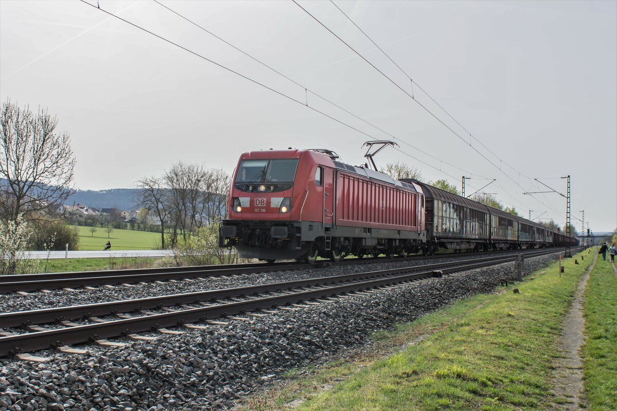 187 196-1 mit einem Autozug bei Thüngersheim am 13.04.2022