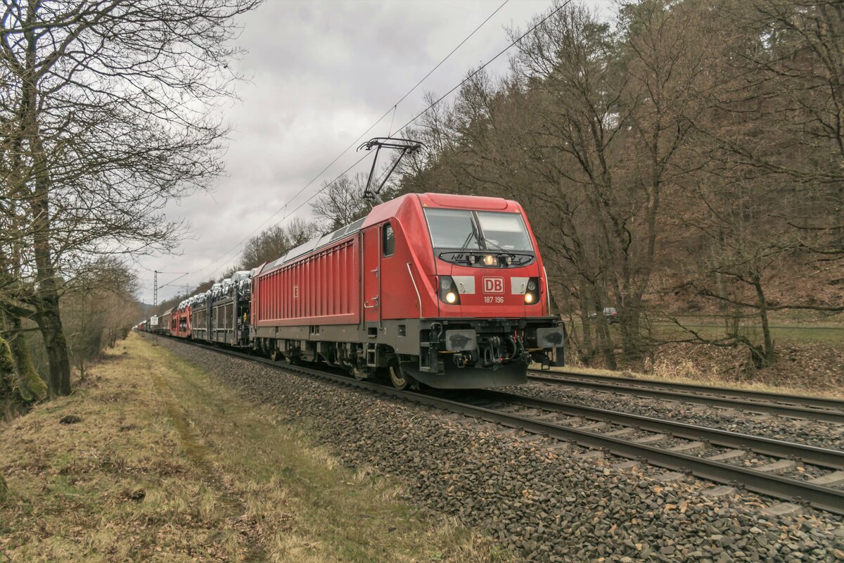187 196-1 mit gemischten Güterzug im Haunetal am 09.02.2022