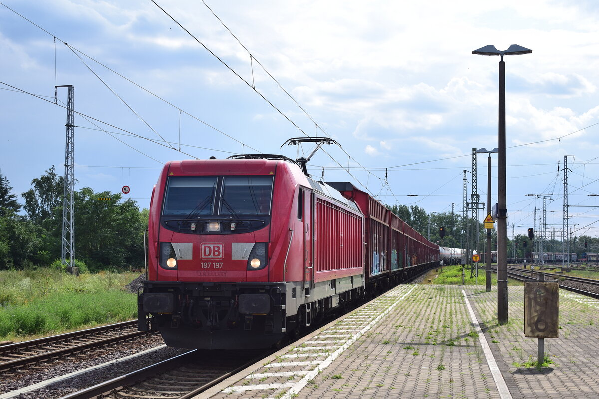 187 197 fährt mit einem gemischten Güterzug durch Biederitz in Richtung Dessau. Ebenfalls sehenswert ist die niedrige Hektometertafel auf dem Bahnsteig.

Biederitz 19.07.2023