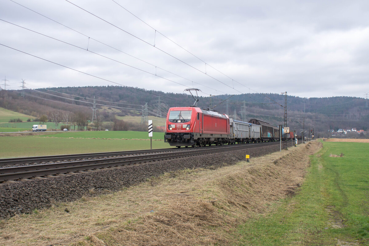 187 201 mit einem gemischten Güterzug am 21.02.2024 bei Reilos.