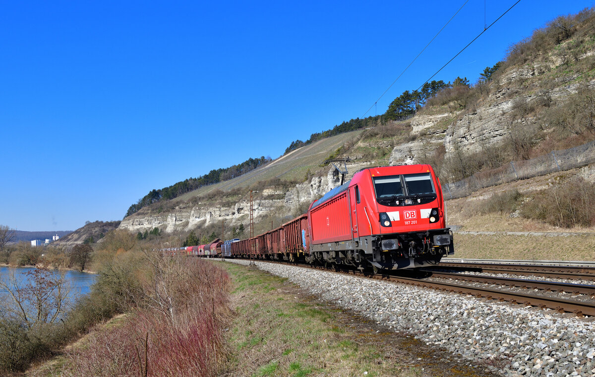 187 201 mit einem Güterzug am 08.03.2022 bei Himmelstadt.