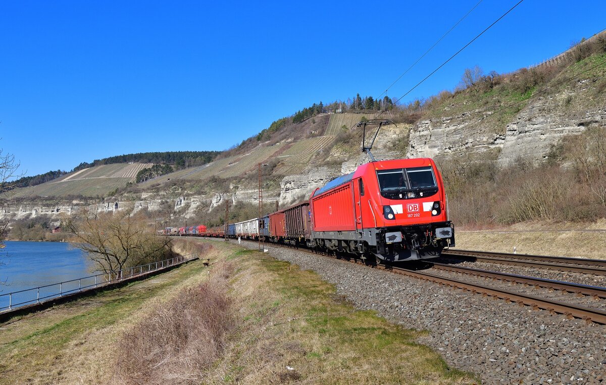 187 202 mit einem Güterzug am 08.03.2022 bei Himmelstadt.