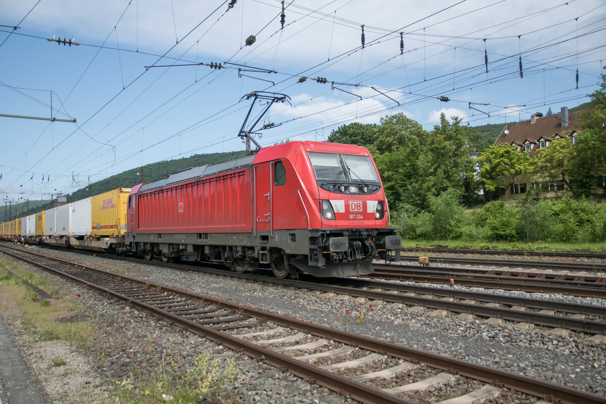 187 204-3 mit einem DHL-Zug Richtung Würzburg/M.unterwegs,gesehen in Gemünden/M. am 24.05.2023
Standort ist öffentlich.