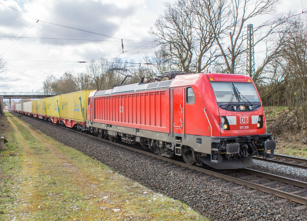 187 206-8 ist mit einem Containerzug am 22.03.2023 bei Kerzell unterwegs
