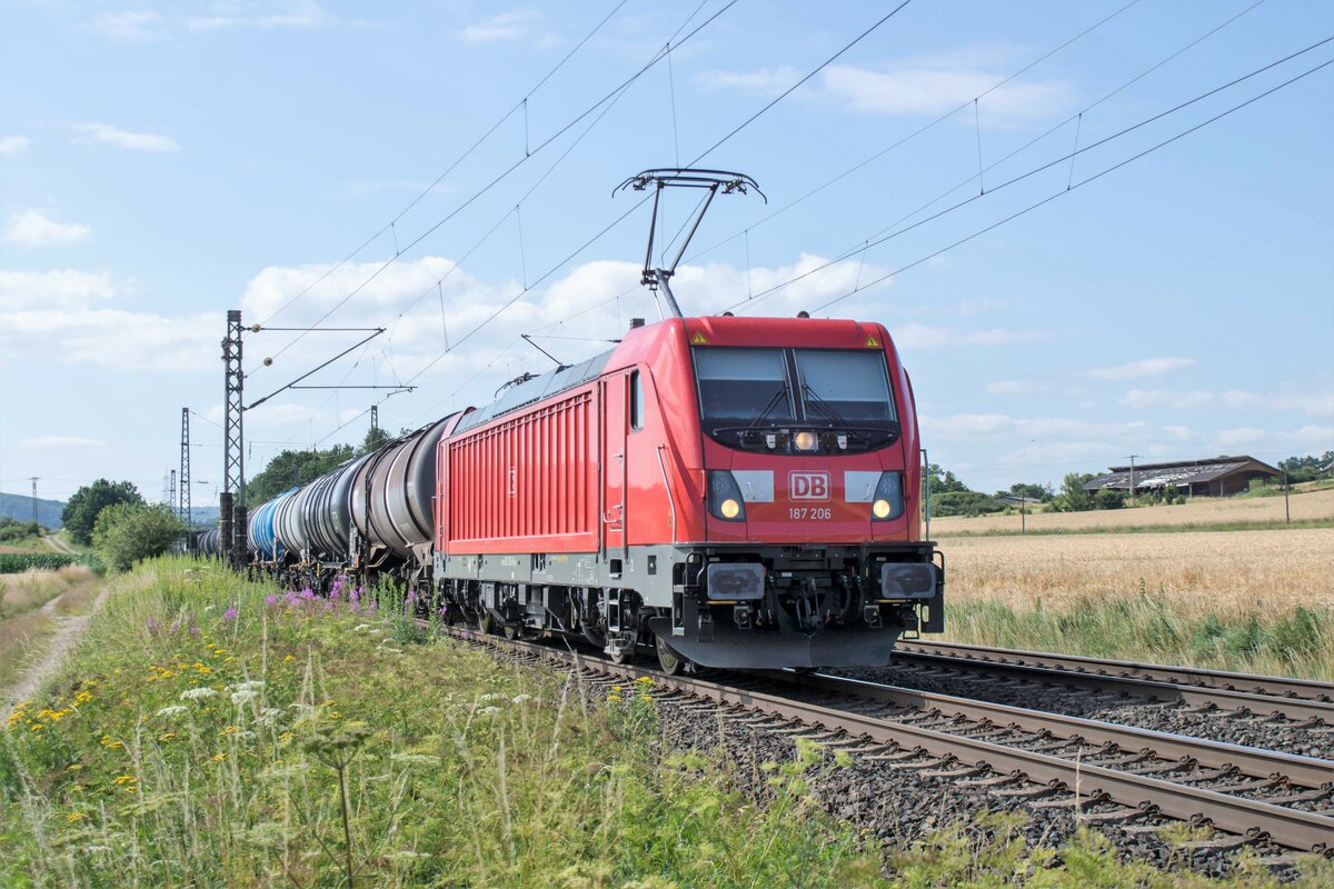 187 206-8 mit einen Kesselzug bei Kerzell am 21.07.2021 gesehen.
