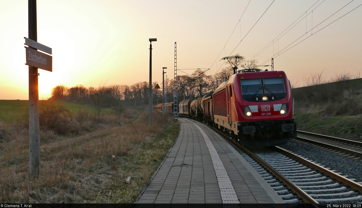 187 209-2 läutet mit ihrem Güterwagen-Gemisch Richtung ZBA Halle (Saale) den Abend und damit das Ende des Fotoausflugs ein. Der Aufnahmeort steht am linken Schild.

🧰 DB Cargo
🕓 25.3.2022 | 18:09 Uhr