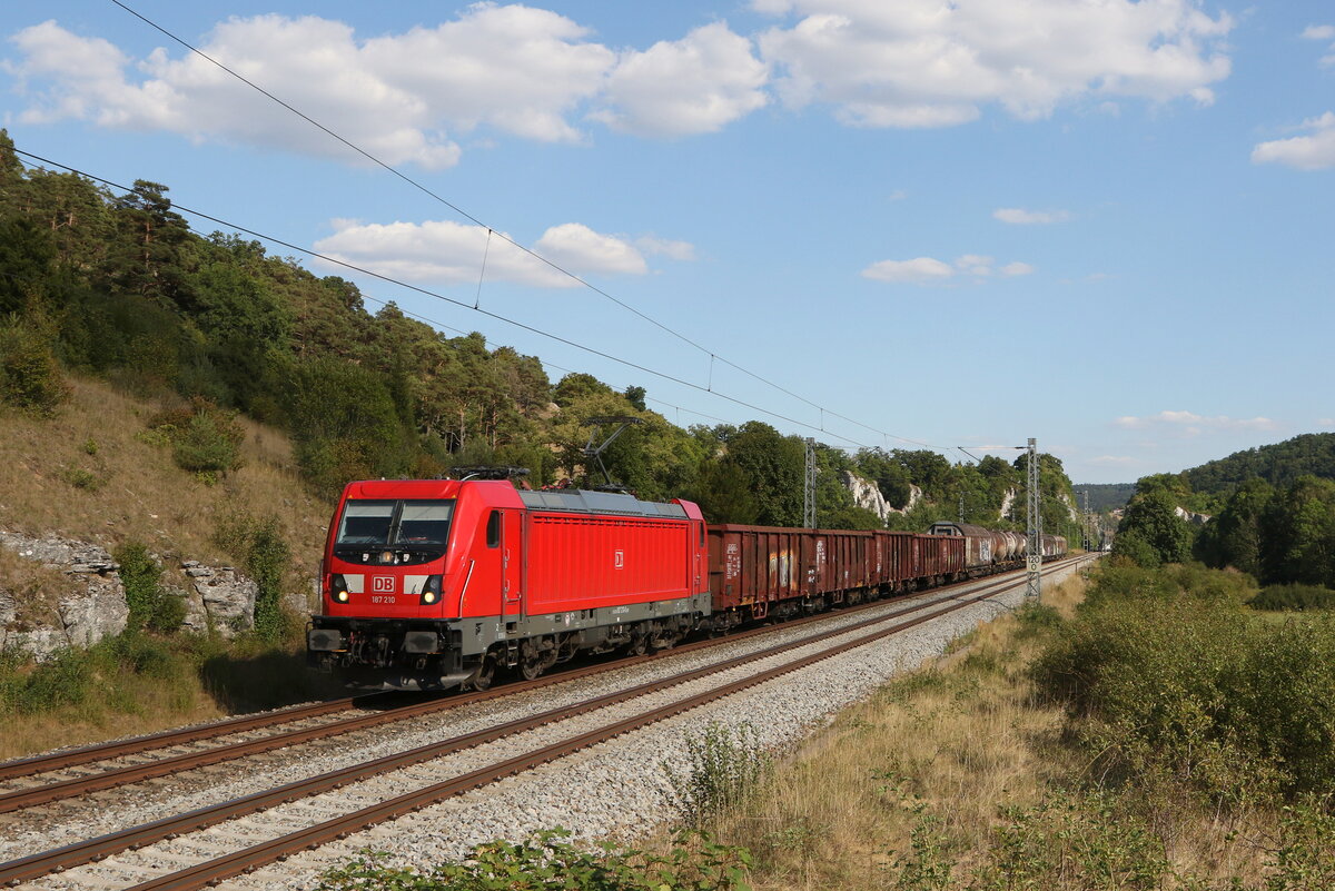 187 210 mit einem gemischten Güterzug aus Ingolstadt kommend am 9. August 2022 bei Hagenacker.