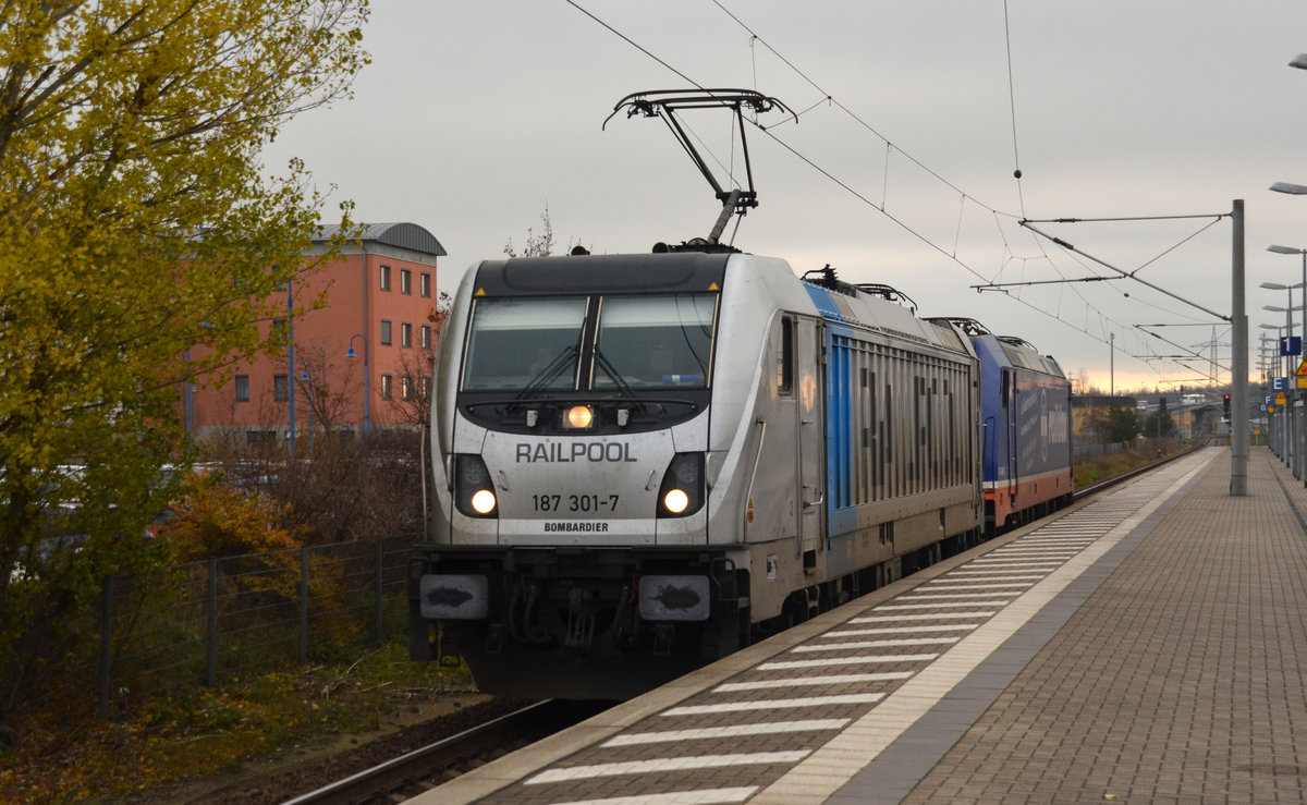 187 301 führte am 02.12.19 die Raildox-Maschine 185 409 durch Bitterfeld Richtung Dessau.