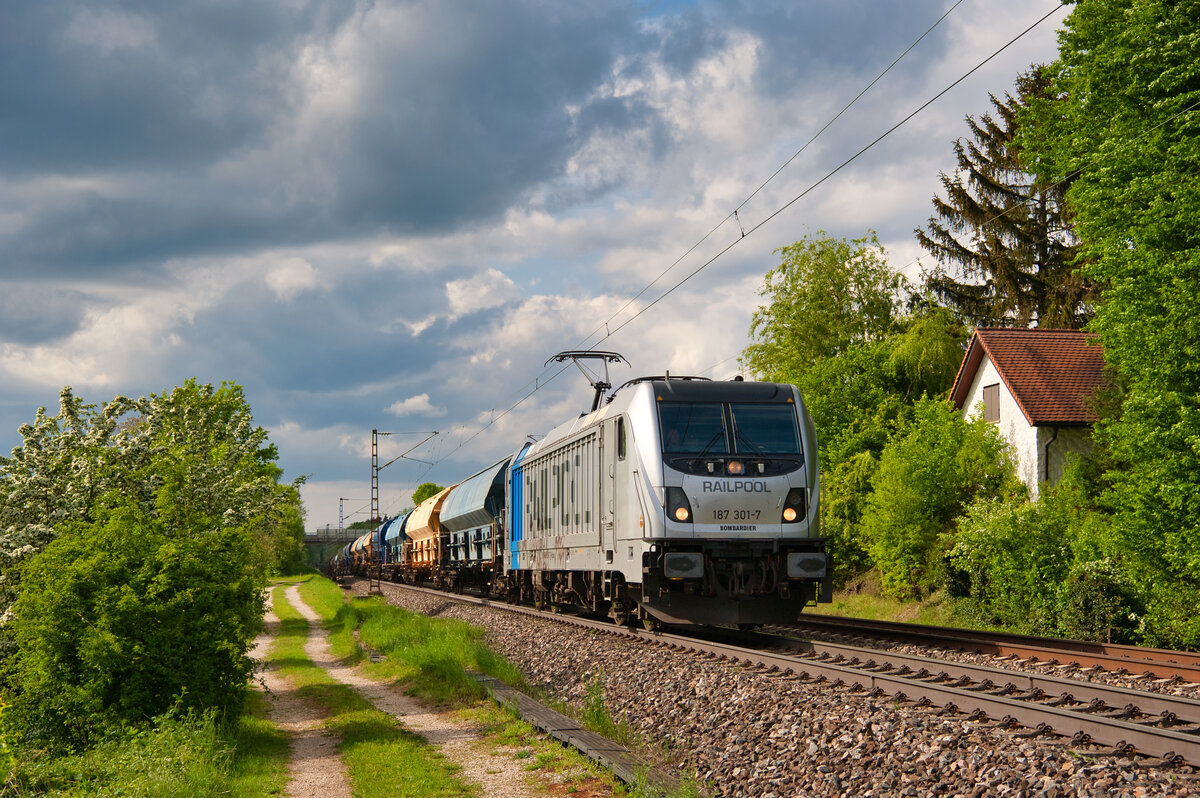187 301 Railpool mit einem Düngerzug bei Postbauer-Heng Richtung Regensburg, 10.05.2020