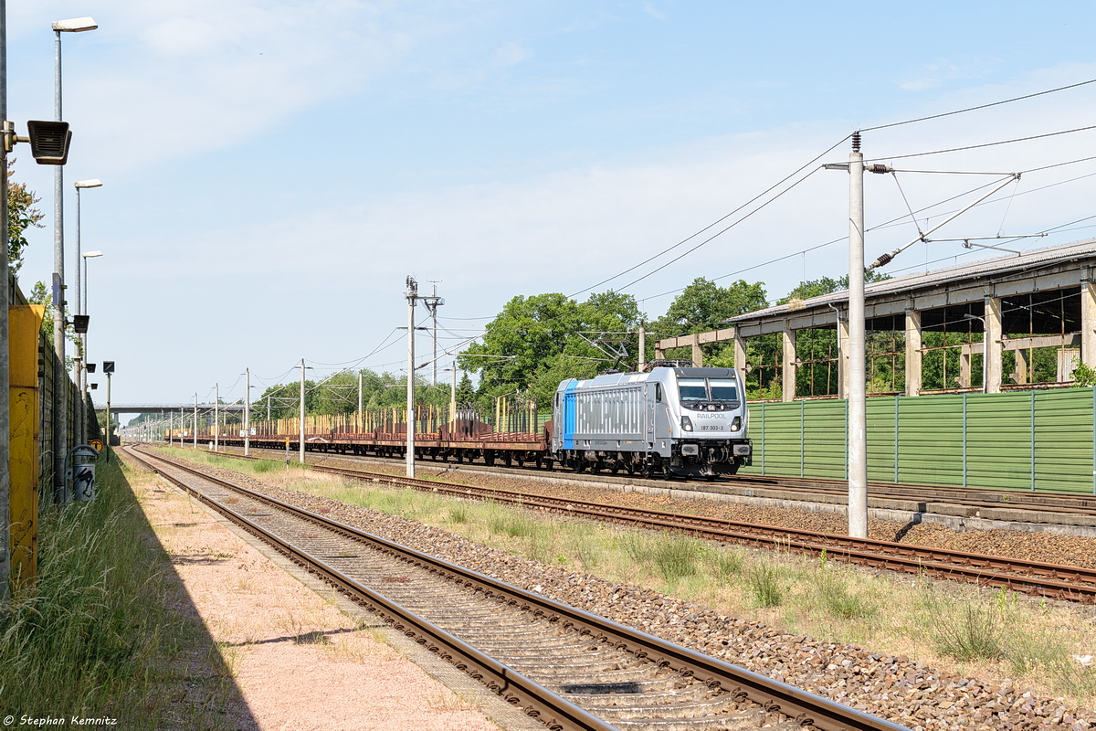 187 303-3 Railpool GmbH für SETG - Salzburger Eisenbahn TransportLogistik GmbH mit einem leeren Holzzug in Großwudicke und fuhr weiter in Richtung Rathenow. 27.05.2018