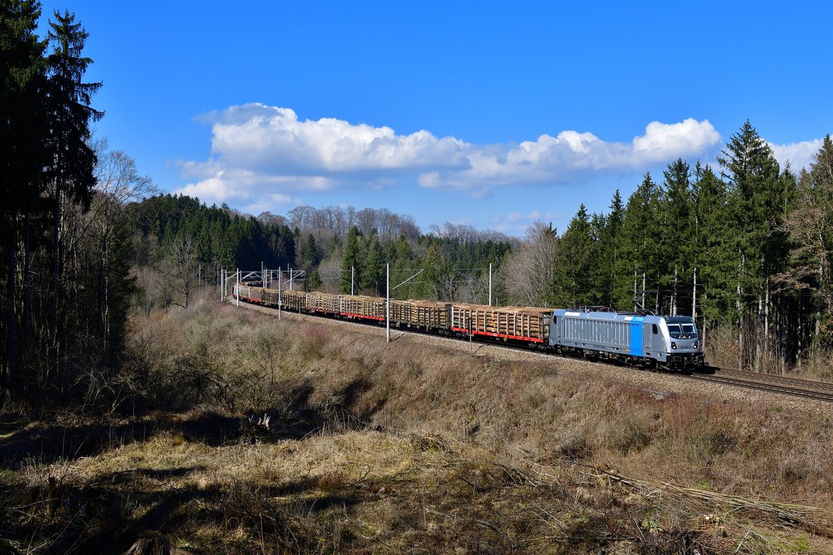 187 303 mit einem Holzzug am 18.03.2020 bei Assling.