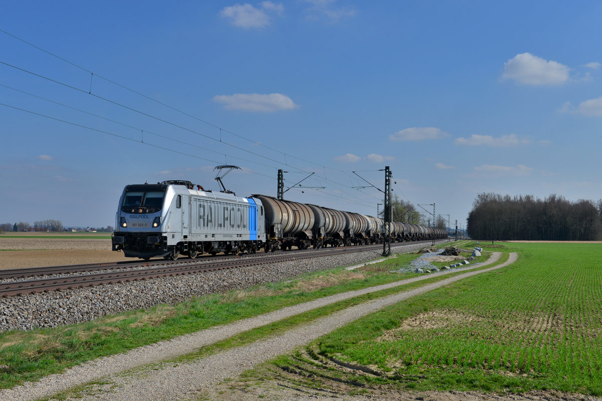 187 303 mit einem Kesselzug am 30.03.2017 bei Langenisarhofen. 