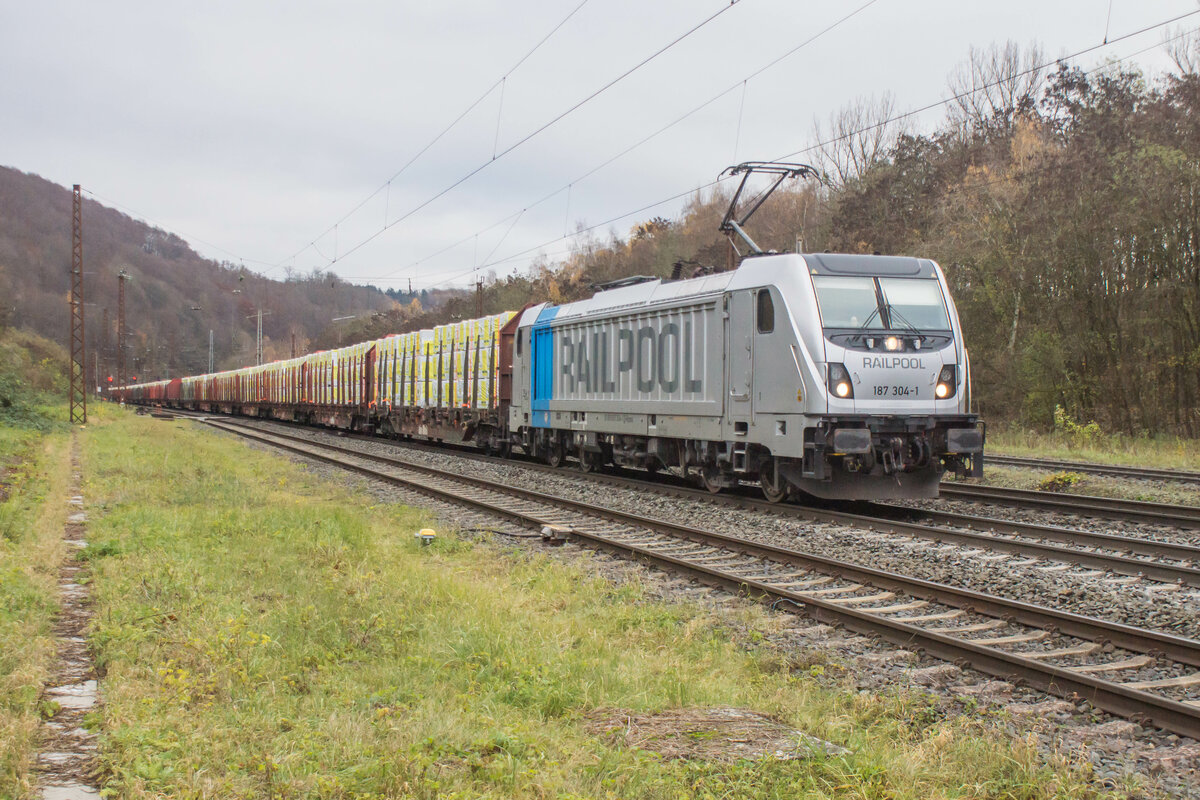 187 304-1 mit einem Holzzug bei Elm am 22.11.2023 in Richtung Fulda.