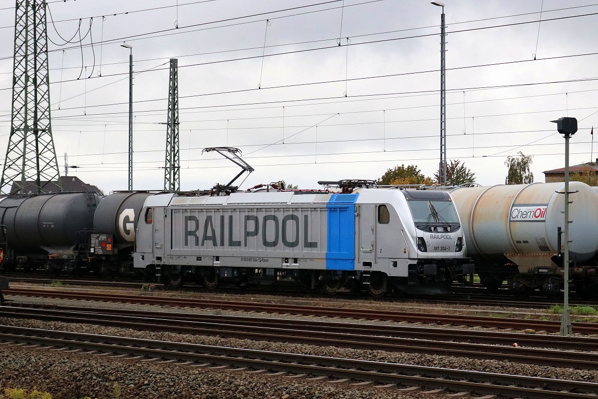 187 304-1 Railpool rangiert im Bereich des Bahnhofs Bitterfeld. [24.9.2017 | 15:45 Uhr]