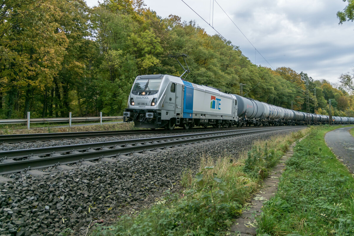 187 306-6 mit einen Kesselzug am 20.10.2021 in Vollmerz unterwegs.