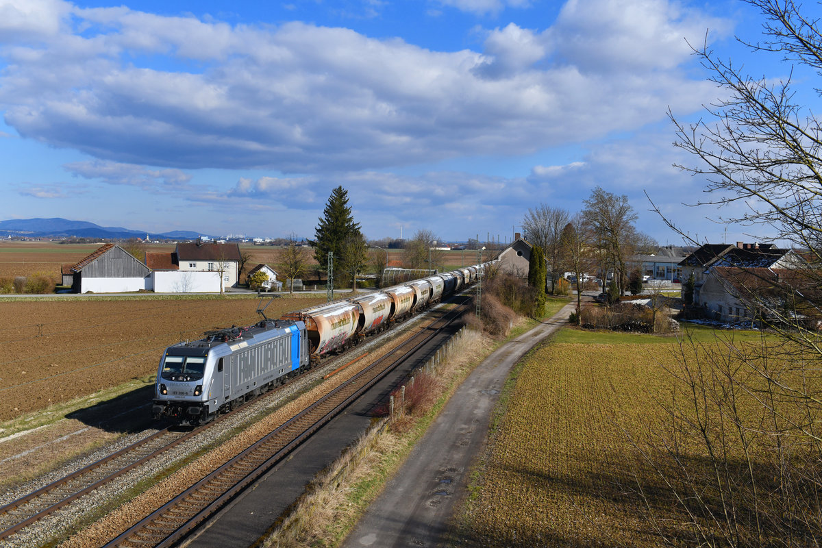 187 306 mit einem Getreidezug am 21.03.2018 bei Stephansposching. 
