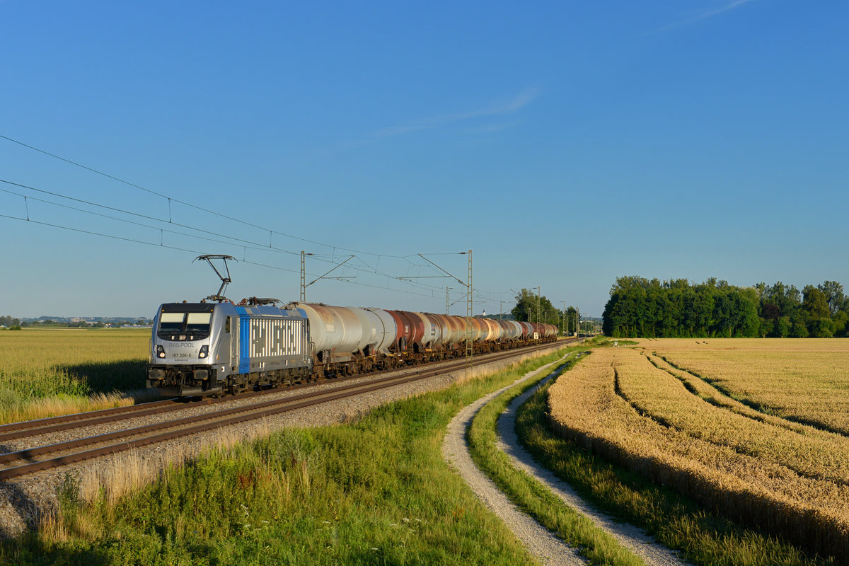 187 306 mit einem Kesselzug am 13.07.2017 bei Langenisarhofen. 
