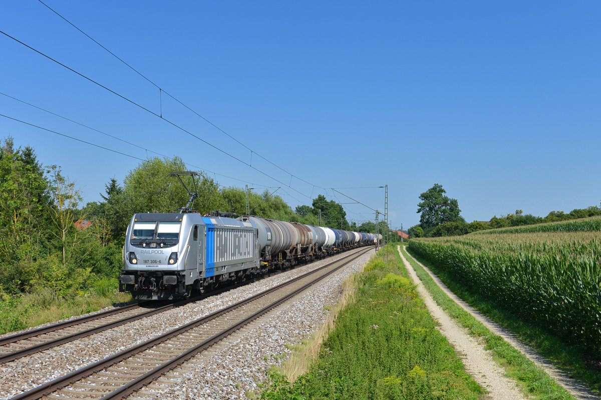 187 306 mit einem Kesselzug am 01.08.2017 bei Langenisarhofen. 