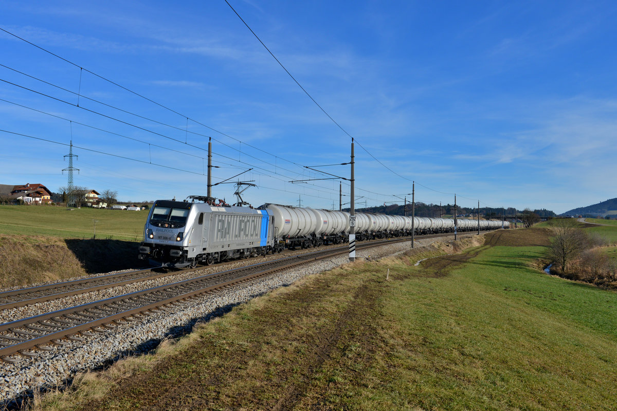 187 306 mit einem Kesselzug am 10.12.2016 bei Weng. 