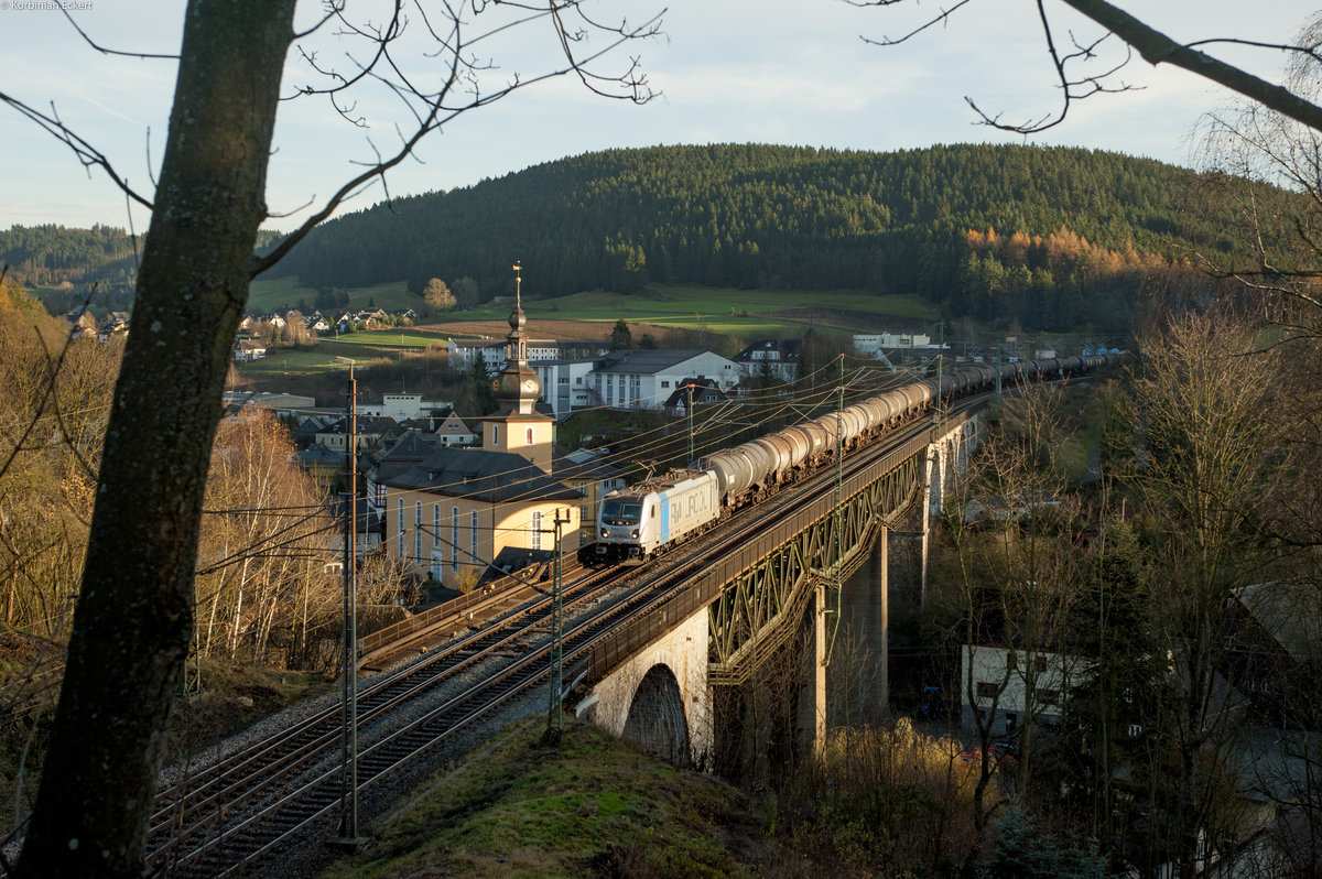 187 307-4 von Railpool mit einem Kesselwagenzug bei Ludwigsstadt Richtung Saalfeld, 23.11.2017